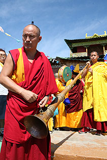 Особое воодушевление в сердцах тувинцев вызвали звуки тибетской длинной трубы (дунчена)